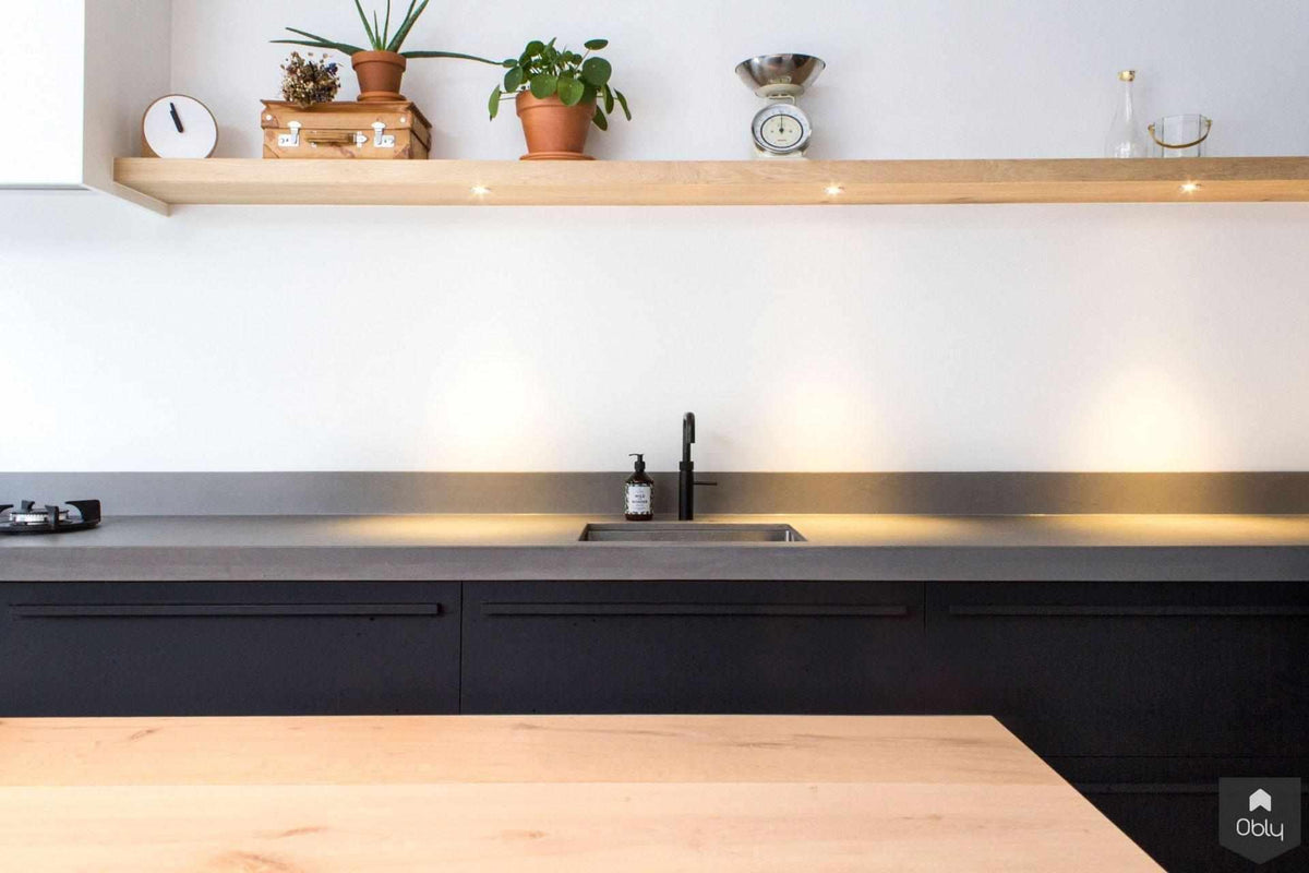 Mat zwarte keuken met betonnen en houten werkblad-Robert Tediek Keukens & Interieur-alle,Keuken-OBLY