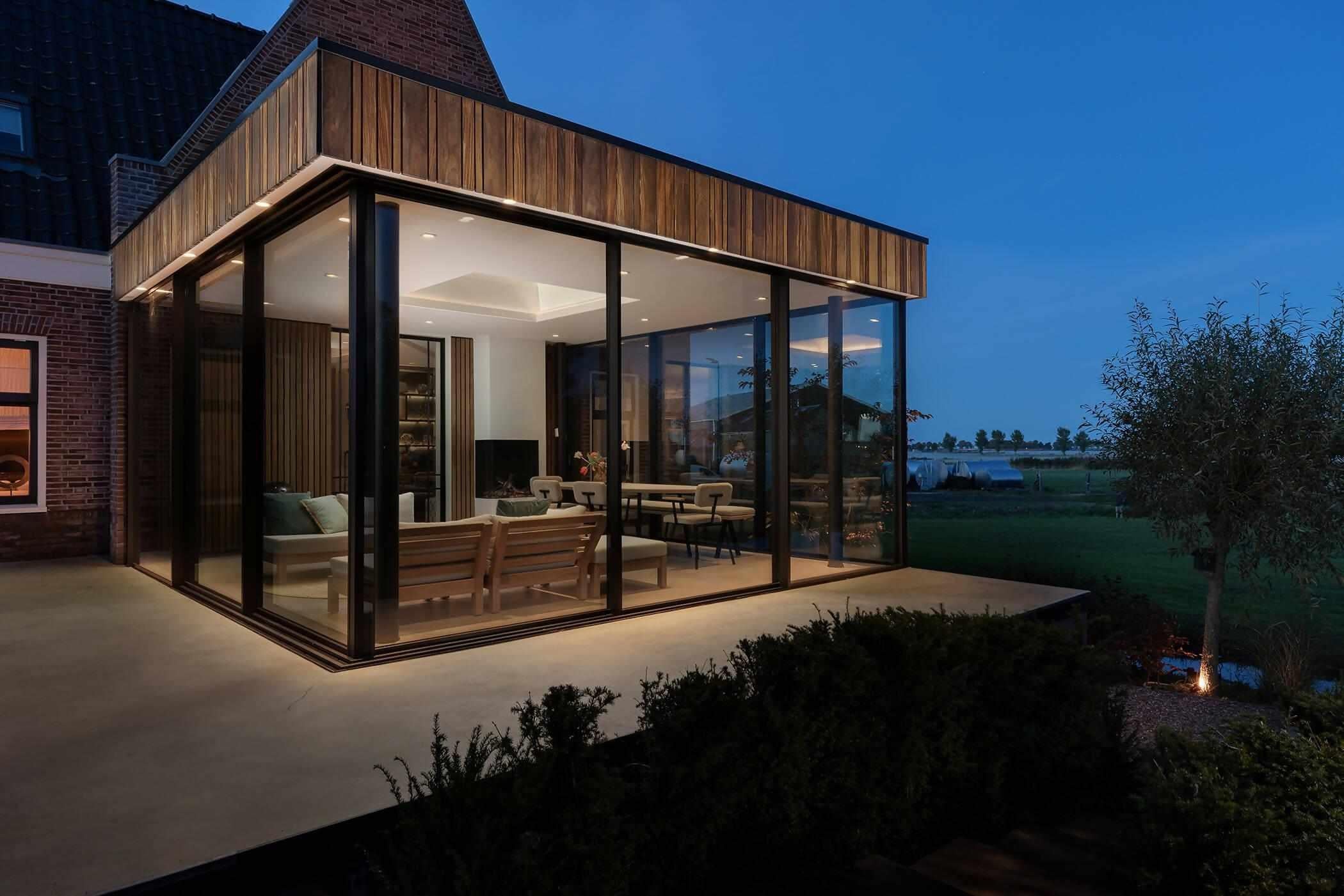 Minimalistische schuifpuien vrijstaande dijkwoning-Busscher Serrebouw-Aanbouw,glazen serre woning,luxe serre uitzicht,moderne serre,serre aanbouw,serre met schuifpuien-Minimalistische schuifpuien vrijstaande dijkwoning-OBLY
