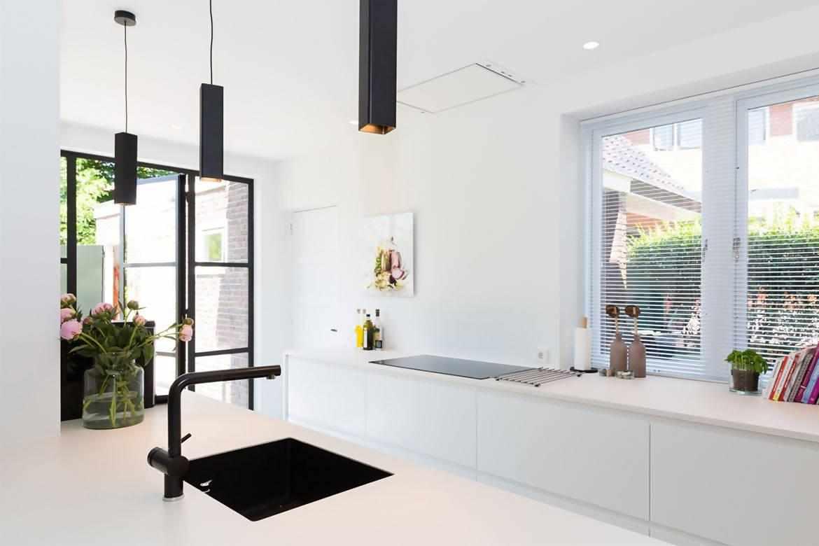 Modern jaren dertig heren hoekhuis-FOAM Architecten-lichte woonkamer interieur,moderne woonkamer,open woonkamer met keuken,stijlvolle woonkamer renovatie,Woonkamer,woonkamer met klassieke elementen-Een modern jaren dertig heren hoekhuis-OBLY