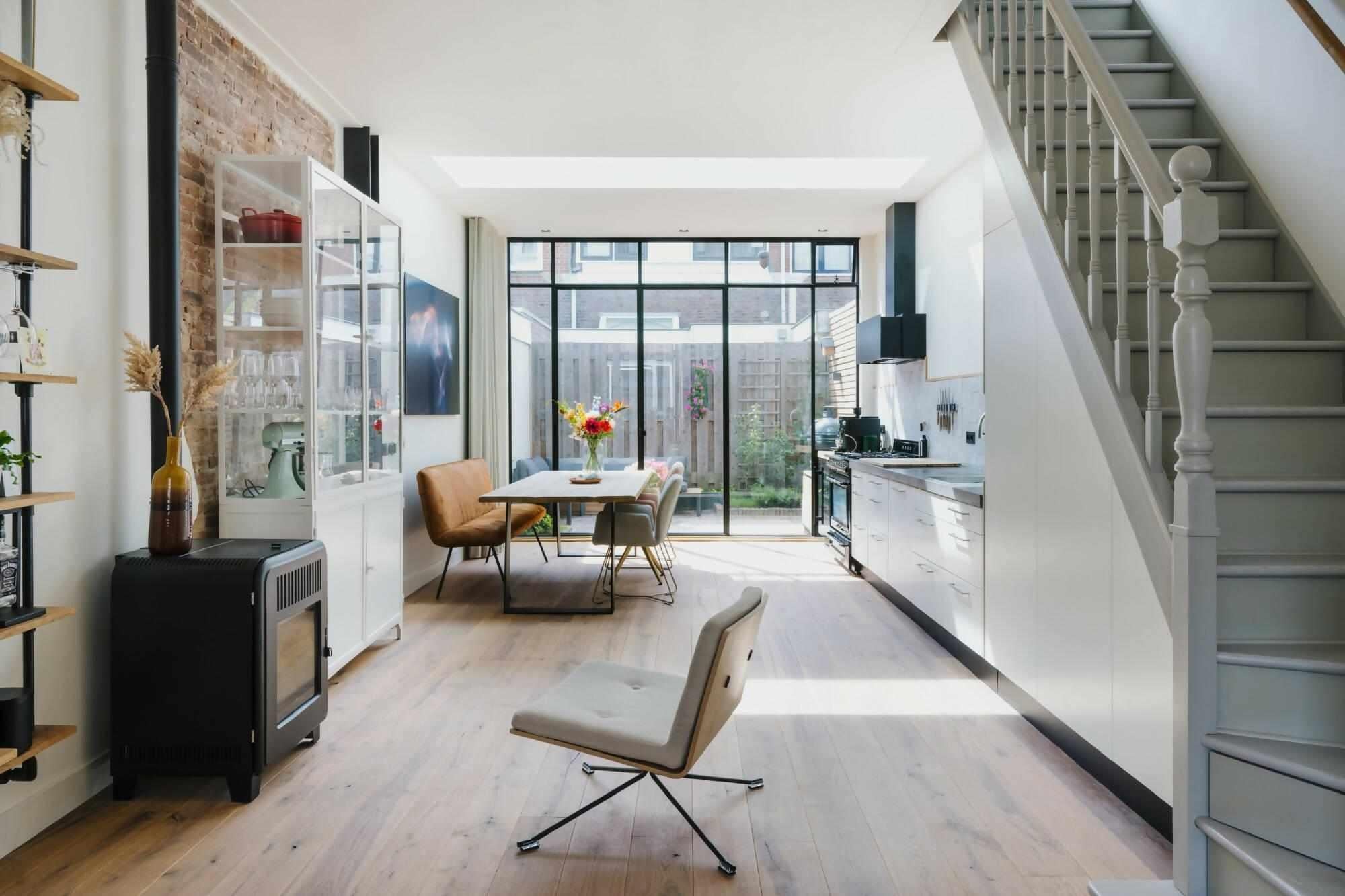 Moderne aanbouw oud huis in Utrecht-Jaren 30 architect-aanbouw jaren 30 huis,architectuur aanbouw woning,keuken aanbouw met glas,moderne aanbouw woning,moderne renovatie jaren 30 woning,open keuken aanbouw,woning uitbreiding met tuin,Woonkamer- Moderne aanbouw oud huis in Utrecht-OBLY