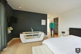 Moderne badkamer in gerenoveerde woning in Muiderberg-Maxim Winkelaar Architects-Badkamer,daklicht,ligbad,moderne badkamer,renovatie,strakke afwerking,uitbouw-Moderne badkamer in Muiderberg | Maxim Winkelaar-OBLY