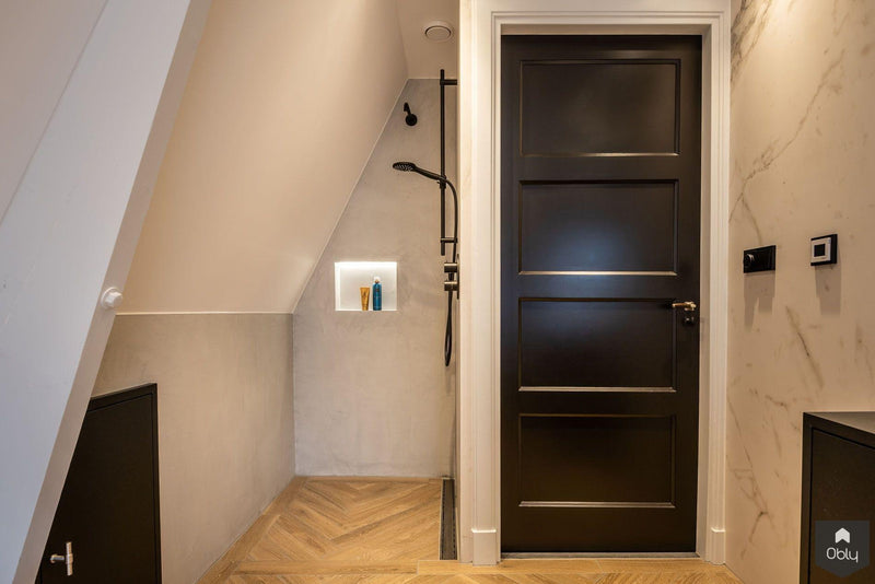 Moderne badkamer met zwarte details en visgraat vloer-Kroekenstoel Excellence Design-alle,Badkamer-OBLY