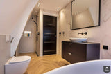 Moderne badkamer met zwarte details en visgraatvloer-Kroekenstoel Excellence Design-alle,Badkamer,luxe badkamer,moderne badkamer,stijlvolle badkamer,tijdloos interieur,zwarte badkamer details-Moderne badkamer met zwarte details | Kroekenstoel-OBLY