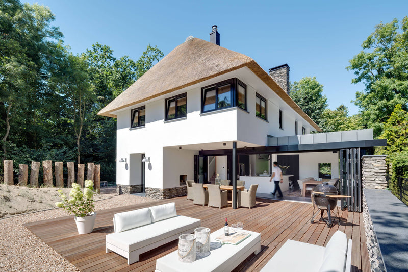 Moderne bosvilla met rieten kap-BNLA architecten-alle,Exterieur vrijstaand,Vrijstaand-Moderne bosvilla met rieten kap | OBLY.com-OBLY