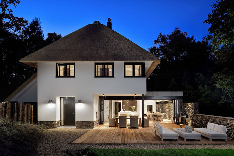 Moderne bosvilla met rieten kap-BNLA architecten-alle,Exterieur vrijstaand,Vrijstaand-Moderne bosvilla met rieten kap | OBLY.com-OBLY