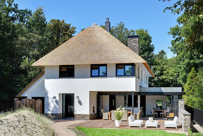 Moderne bosvilla met rieten kap-BNLA architecten-alle,Exterieur vrijstaand,Vrijstaand-Moderne bosvilla met rieten kap | OBLY.com-OBLY