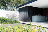 Moderne design buitenkeuken-COOXS-buitenkeuken met betonlook werkblad,design tuin met buitenverblijf,exclusieve wellness tuin,luxe buitenkeuken inspiratie,minimalistische buitenruimte,moderne buitenkeuken met barbecue,moderne design buitenkeuken,strakke tuinarchitectuur-Moderne cooxs design buitenkeuken -OBLY