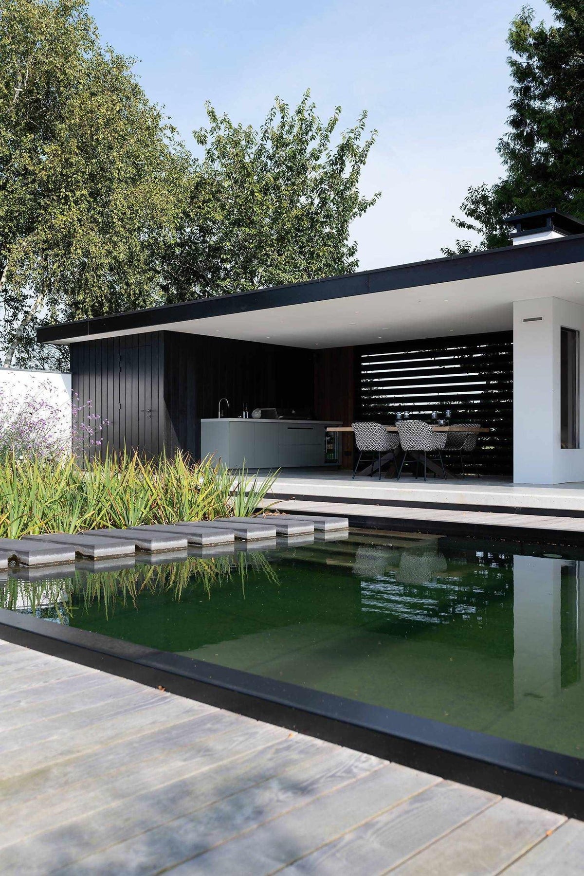 Moderne design buitenkeuken-COOXS-buitenkeuken met betonlook werkblad,design tuin met buitenverblijf,exclusieve wellness tuin,luxe buitenkeuken inspiratie,minimalistische buitenruimte,moderne buitenkeuken met barbecue,moderne design buitenkeuken,strakke tuinarchitectuur-Moderne cooxs design buitenkeuken -OBLY
