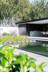 Moderne design buitenkeuken-COOXS-buitenkeuken met betonlook werkblad,design tuin met buitenverblijf,exclusieve wellness tuin,luxe buitenkeuken inspiratie,minimalistische buitenruimte,moderne buitenkeuken met barbecue,moderne design buitenkeuken,strakke tuinarchitectuur-Moderne cooxs design buitenkeuken -OBLY