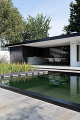Moderne design buitenkeuken-COOXS-buitenkeuken met betonlook werkblad,design tuin met buitenverblijf,exclusieve wellness tuin,luxe buitenkeuken inspiratie,minimalistische buitenruimte,moderne buitenkeuken met barbecue,moderne design buitenkeuken,strakke tuinarchitectuur-Moderne cooxs design buitenkeuken -OBLY