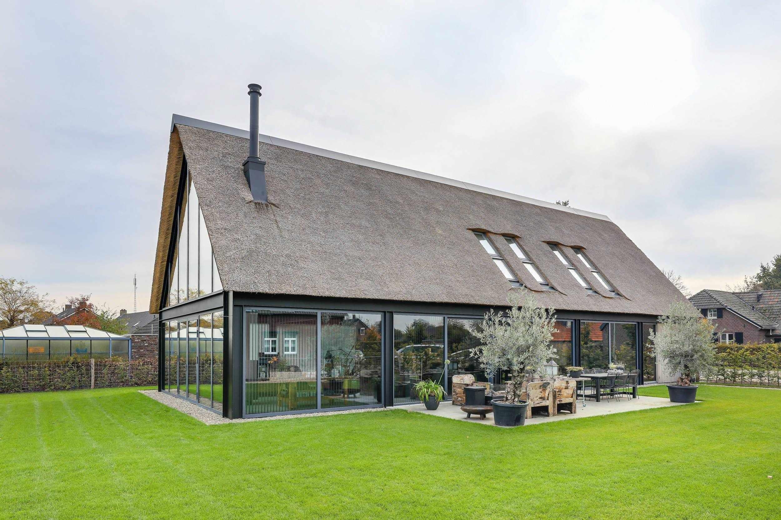 Moderne industriële woonboerderij-Van Os Architecten-minimalistisch design,modern interieur,open leefruimte,strakke lijnen,Woonkamer-OBLY