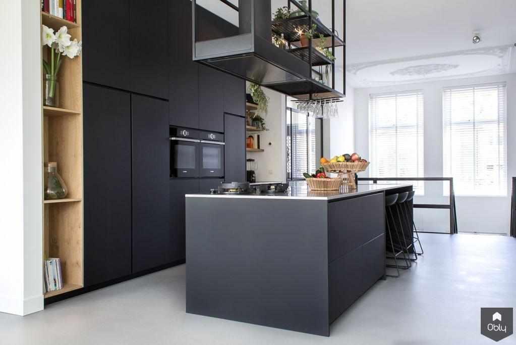 Moderne keuken van mat zwart en houten elementen-Robert Tediek Keukens & Interieur-alle,Keuken-OBLY