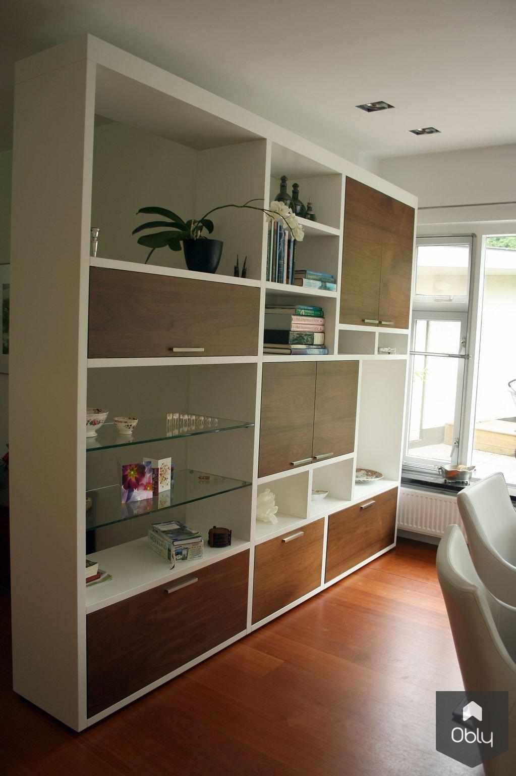 Moderne maatwerk opbergkast en room divider van hout met glazen plankjes-Verstappen Interiors | House of JAB-alle,houten kast op maat,moderne kast ontwerp,room divider kast,Woonkamer-OBLY
