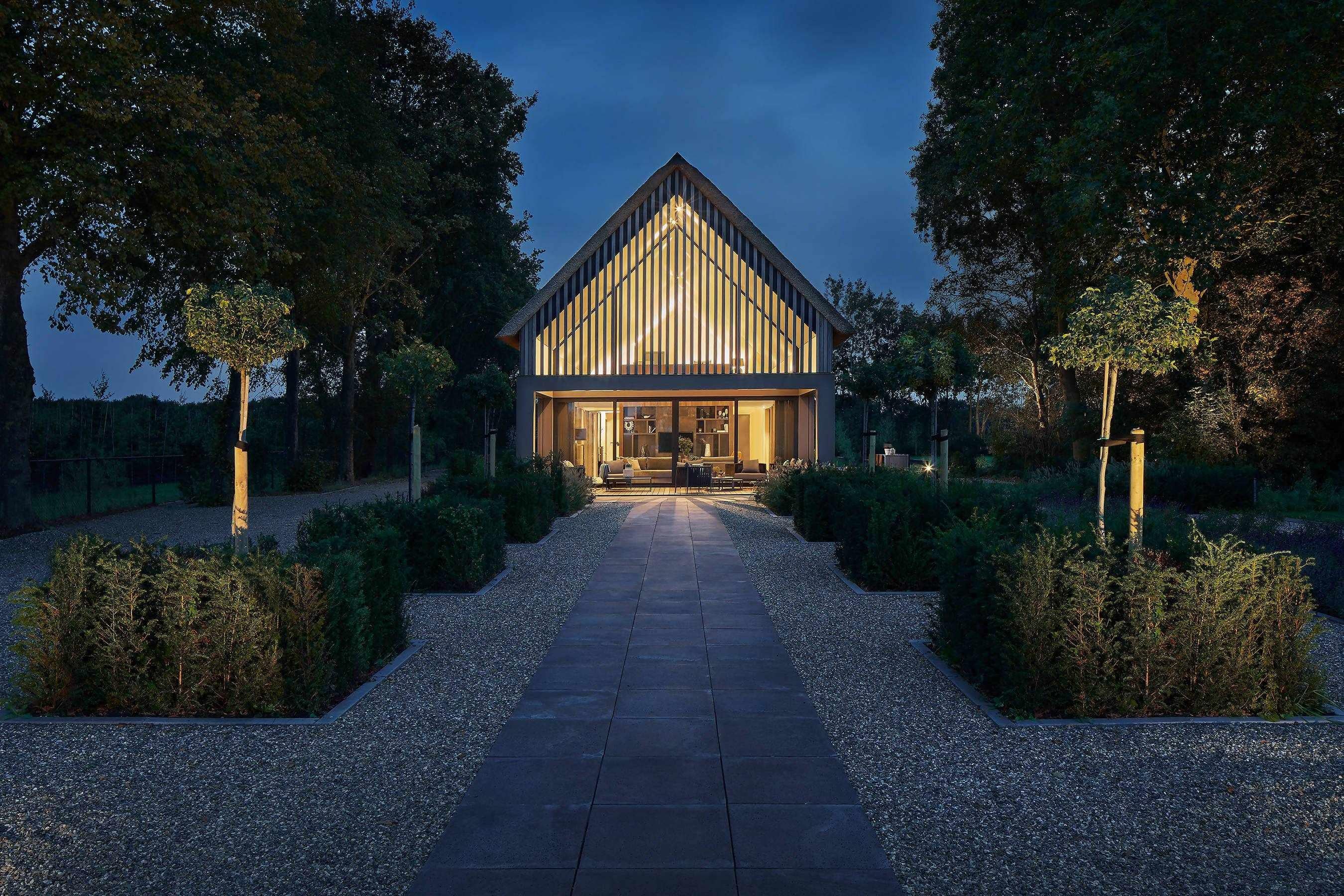 Moderne schuurwoning-Van Os Architecten-Exterieur,Exterieur vrijstaand,grote raampartijen,landelijke luxe,maatwerk meubel,modern interieur,open keuken,weids uitzicht-OBLY