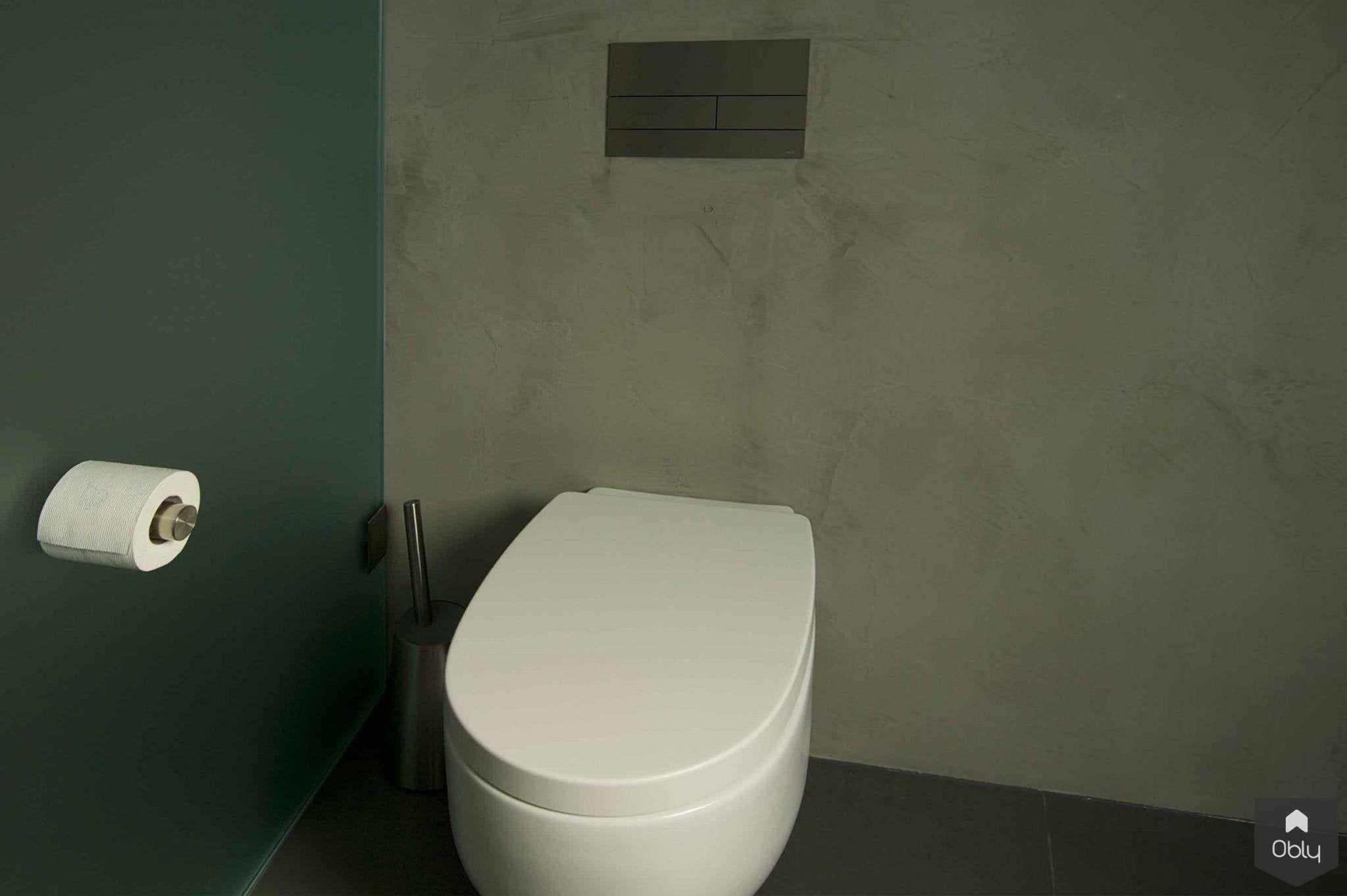 Natuurlijke warme badkamer-Fors design badkamers-alle,Badkamer,badkamer met aardetinten,badkamer met betonlook en hout,badkamer met zachte verlichting,minimalistische warme badkamer,moderne badkamer met natuurlijke materialen,natuurlijke badkamer inspiratie,organische badkamer stijl,rustige spa badkamer thuis,warme badkamer met houtlook-OBLY