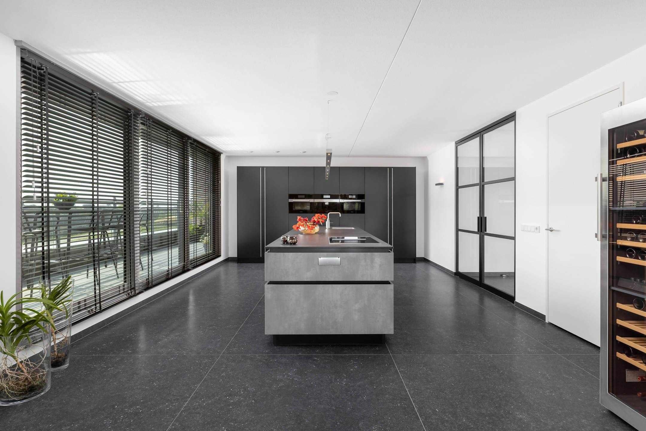Natuursteen look Bleue Silk-Van den Heuvel & Van Duuren-luxe moderne woonkamer,minimalistisch interieur woonkamer,moderne woonkamer,open woonkamer met keuken,Woonkamer,woonkamer met grote tegels-Neolith Pierre Bleue Silk-OBLY