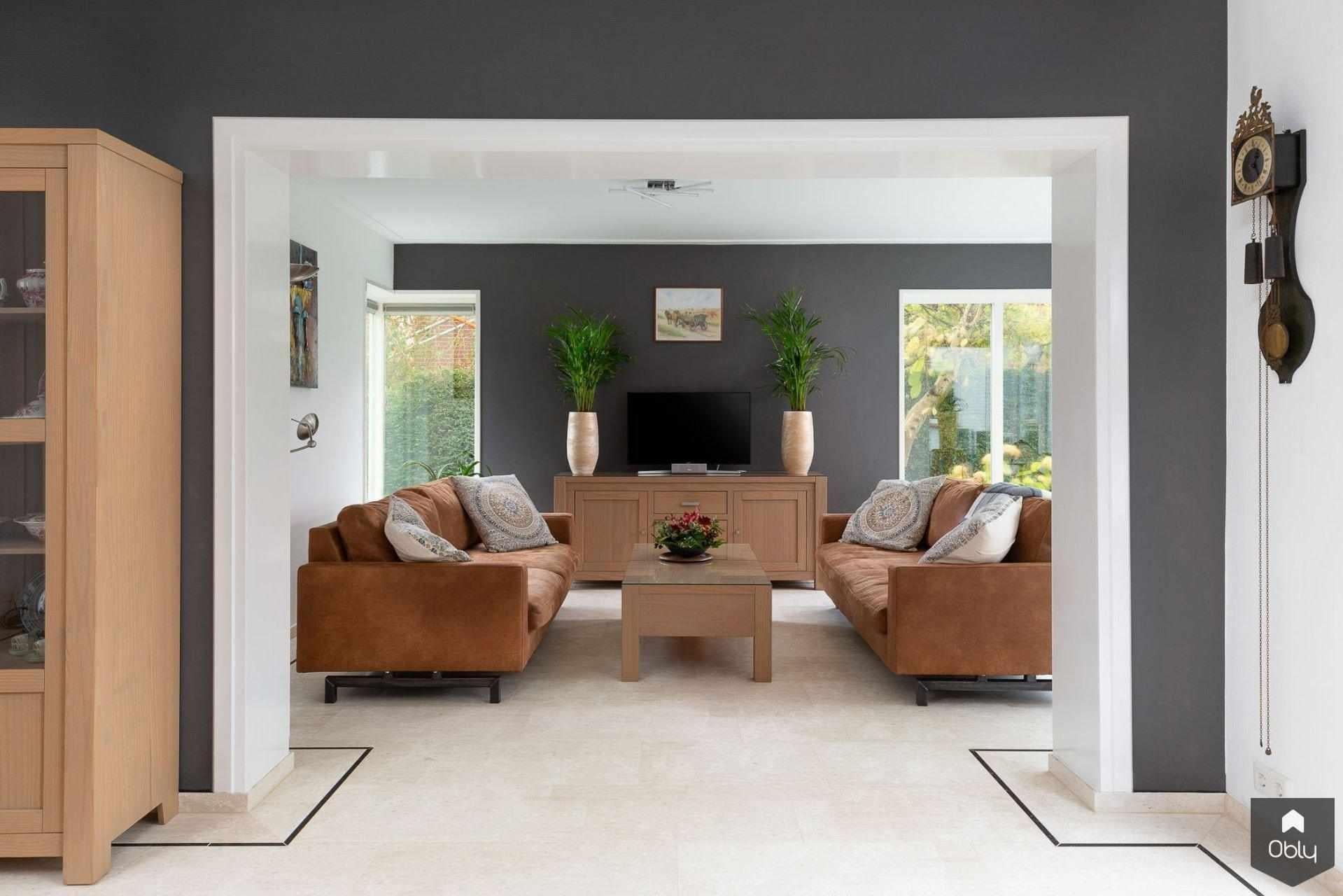 Natuursteen van klassiek marmer met bies-Van den Heuvel & Van Duuren-alle,lichte woonkamer interieur,moderne woonkamer,open woonkamer met eethoek,Woonkamer,woonkamer met marmeren vloer,woonkamer met natuursteen vloer-OBLY
