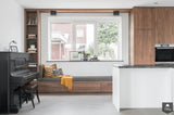 Notenhouten keuken en eiken badkamer in villa-BABBET. Interieur: Plan & Design-alle, Keuken-OBLY
