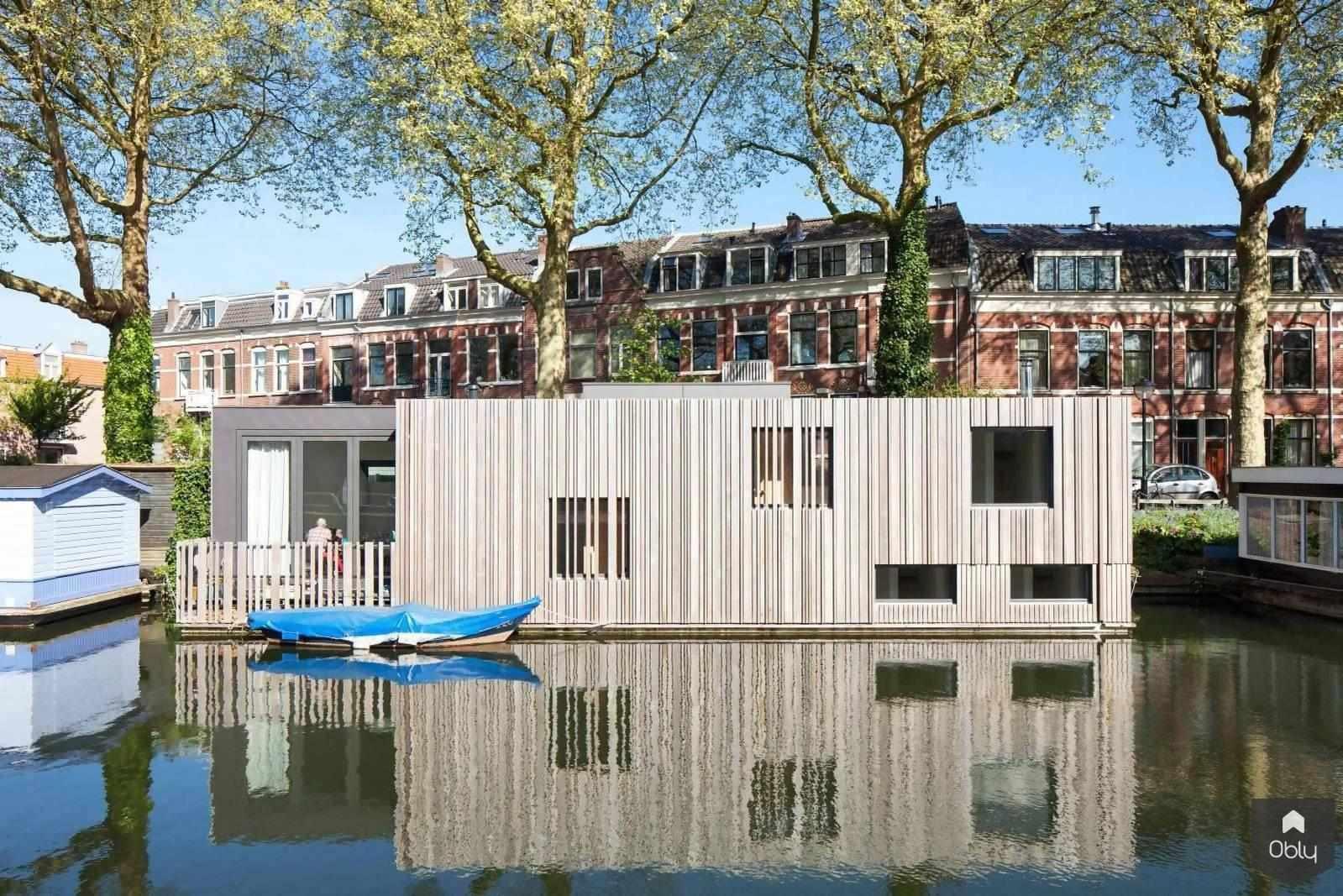Ontwerp moderne woonboot-Richèl Lubbers Architecten-alle,centrale kern,duurzaam ontwerp,Exterieur vrijstaand,houtbekleding,split level,Vrijstaand,waterwoning,woonboot-Ontwerp moderne woonboot | OBLY.com-OBLY