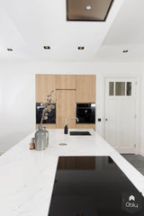 Open woonkeuken in nieuwbouwwoning met maatwerk kookeiland-Marieke de Jong Interieurarchitectuur-alle,Eetkamer,lichte leefruimte,maatwerk keuken,modern interieur,nieuwbouwwoning keuken,open woonkeuken-Open woonkeuken nieuwbouwwoning | Marieke de Jong-OBLY