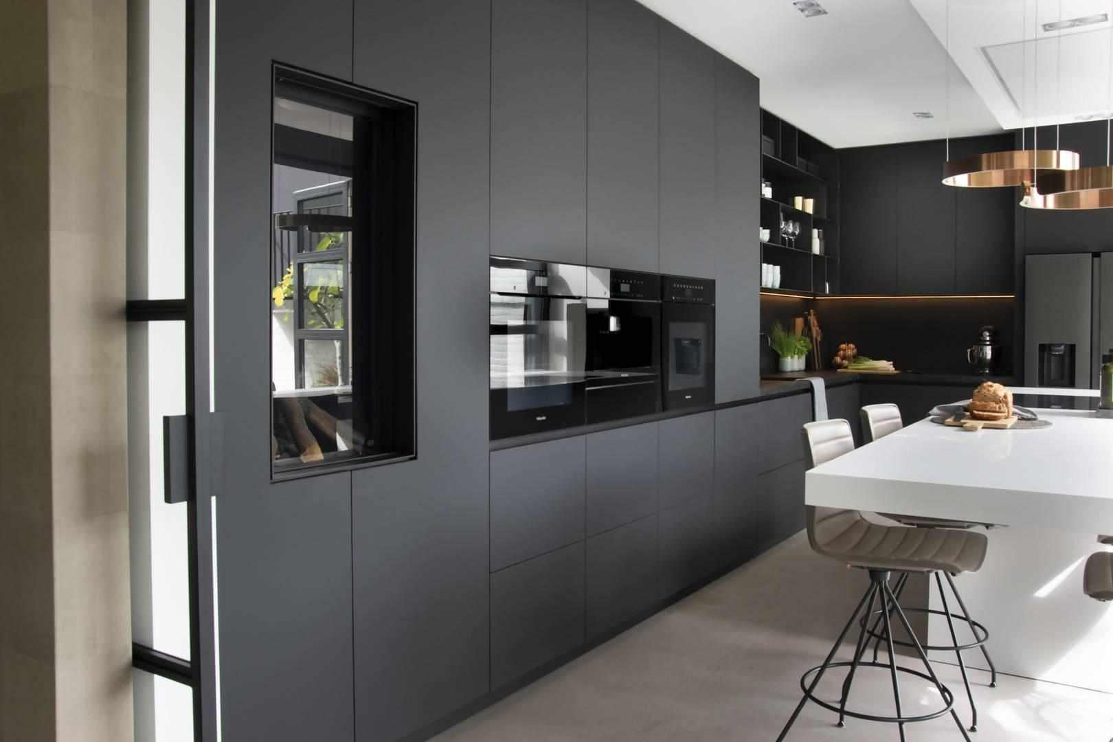 PERFECT MAATWERK-Stijn de Ruyter Interieurarchitectuur-blauw staal,design keuken,haard,hout,interieur design,kastindeling,keuken,keuken ontwerp,luxe keuken,maatwerk keuken,minimalistisch,moderne keuken,moeras eik,op maat gemaakt,open vakkenkast,perfect maatwerk,strak design,warme materialen,woonkeuken-Perfect maatwerk keuken-OBLY