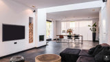 Renovatie bungalow met zwevende dakopbouw en maatwerk keuken-Van Os Architecten-Aanbouw,alle,dakopbouw,lichtinval,minimalistisch design,moderne renovatie,strakke lijnen,zwevend volume-Renovatie bungalow met zwevende dakopbouw | Van Os-OBLY