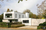 Renovatie bungalow met zwevende dakopbouw en maatwerk keuken-Van Os Architecten-Aanbouw,alle,dakopbouw,lichtinval,minimalistisch design,moderne renovatie,strakke lijnen,zwevend volume-Renovatie bungalow met zwevende dakopbouw | Van Os-OBLY