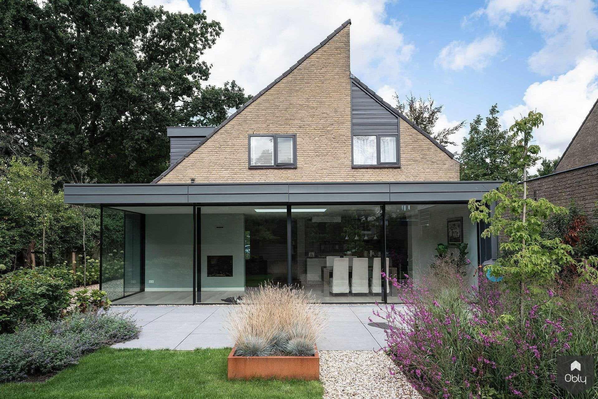 Renovatie en uitbreiding jaren 70 woning - Voorschoten-Nugter Architectuur-Dakuitbreiding,DuurzaamWonen,Exterieur\,GlazenPui,Jaren70Renovatie,LichtInterieur,ModerneVerbouwing,OpenLeefruimte-OBLY