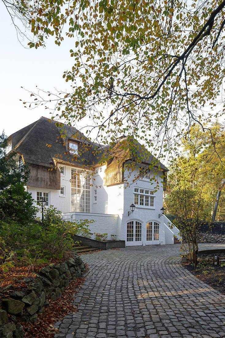 Renovatie landhuis-Kraal architecten-interieur renovatie,jaren 30 woning,klassieke woning renovatie,landhuis renovatie,maatwerk trap,moderne keuken,villa renovatie,Woonkamer-Landhuis volledig gerenoveerd-OBLY