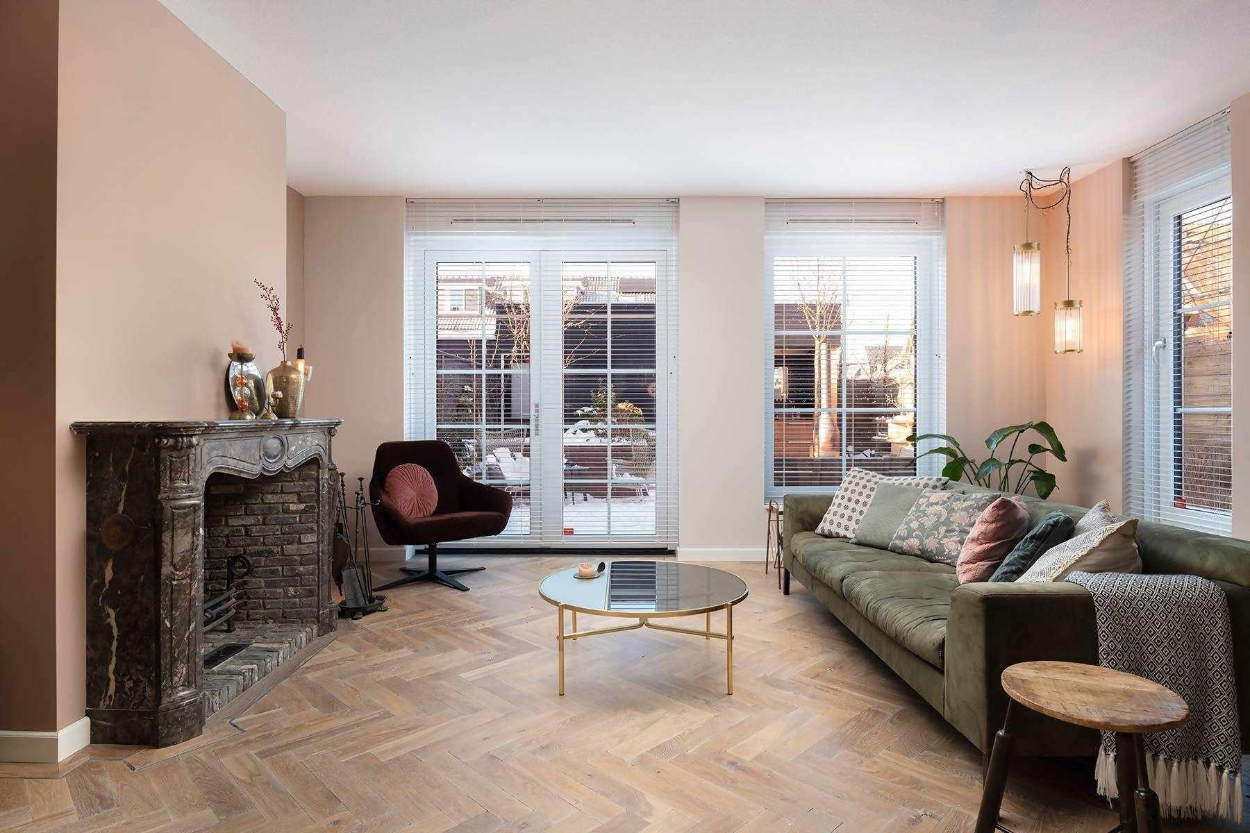 Robuust eiken visgraat parket-The Woodstore-lichte woonkamer,moderne woonkamer,Vloeren,Woonkamer,woonkamer met houten vloer,woonkamer met open haard,woonkamer met visgraat vloer-Robuust eiken visgraat parket -OBLY