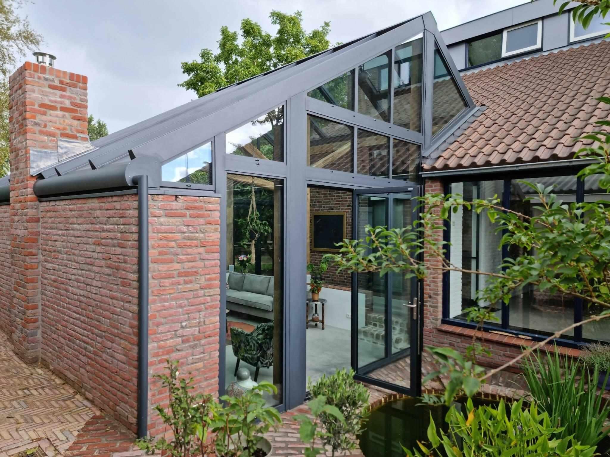 Robuuste serre in bosgebied-Busscher Serrebouw-aanbouw,aluminium serre,glazen serre,landelijke serre,landelijke serre woning,serre aanbouw,serre met eiken balken-OBLY