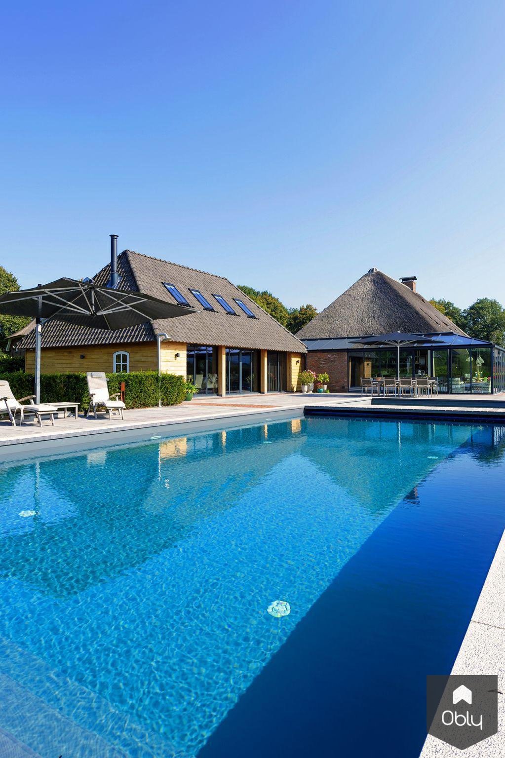 Roelfienvos.com-Roelfien Vos-alle,exclusieve villa inspiratie,exclusieve woning,Exterieur,high end architectuur,landelijke villa,luxe buitenruimte,luxe villa exterieur,moderne villa,rieten kap woning,stijlvolle buitenarchitectuur,villa met zwembad-OBLY
