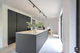 Scandinavisch interieur met lichte leefkeuken en open woonruimte-Dosis Keuken & Interieur-alle,design interieur,Keuken,lichte keuken,minimalistisch wonen,moderne leefkeuken,moderne villa,open woonruimte,rustige woonstijl,scandinavisch interieur-Scandinavisch interieur met lichte leefkeuken | Dosis-OBLY