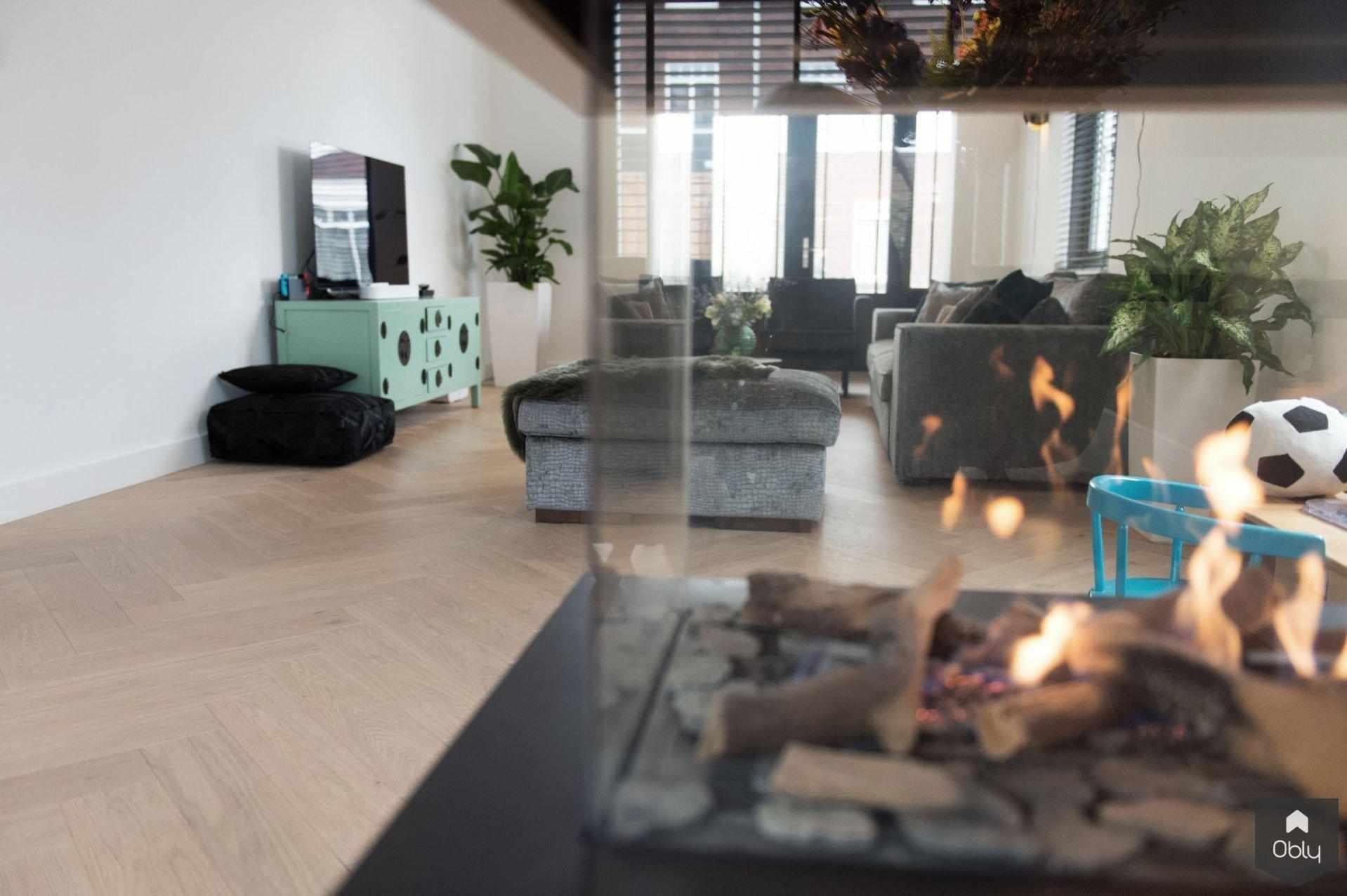 Serene visgraatvloer in nieuwbouwwoning-The Woodstore-alle,Woonkamer-OBLY
