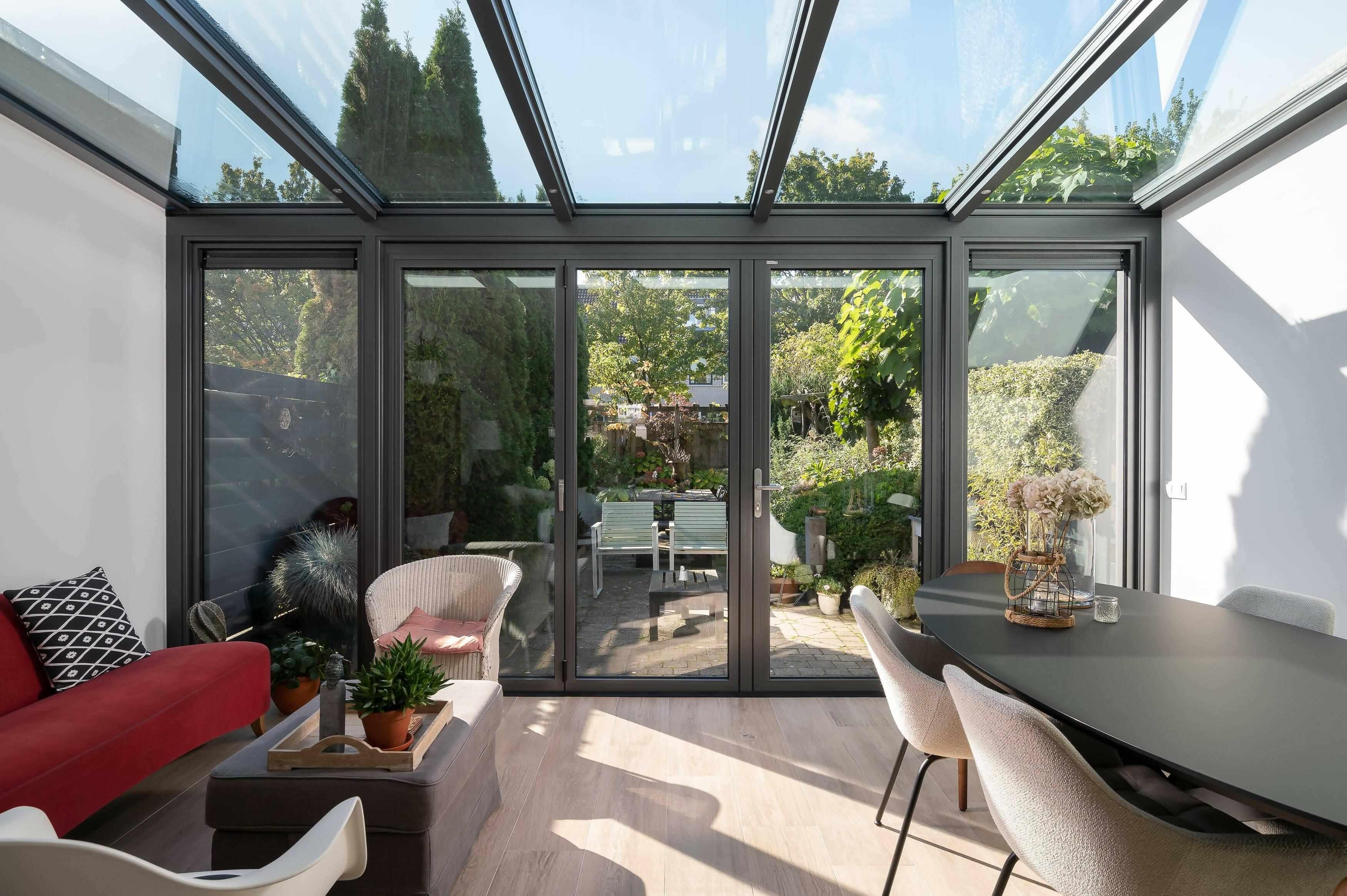 Serre aan jaren '90 woning-Busscher Serrebouw-geïsoleerde serre woning,glazen serre tuin,moderne serre,serre aanbouw,serre met vouwwand,Uitbouw-Serre-aan-jaren-90-woning-OBLY