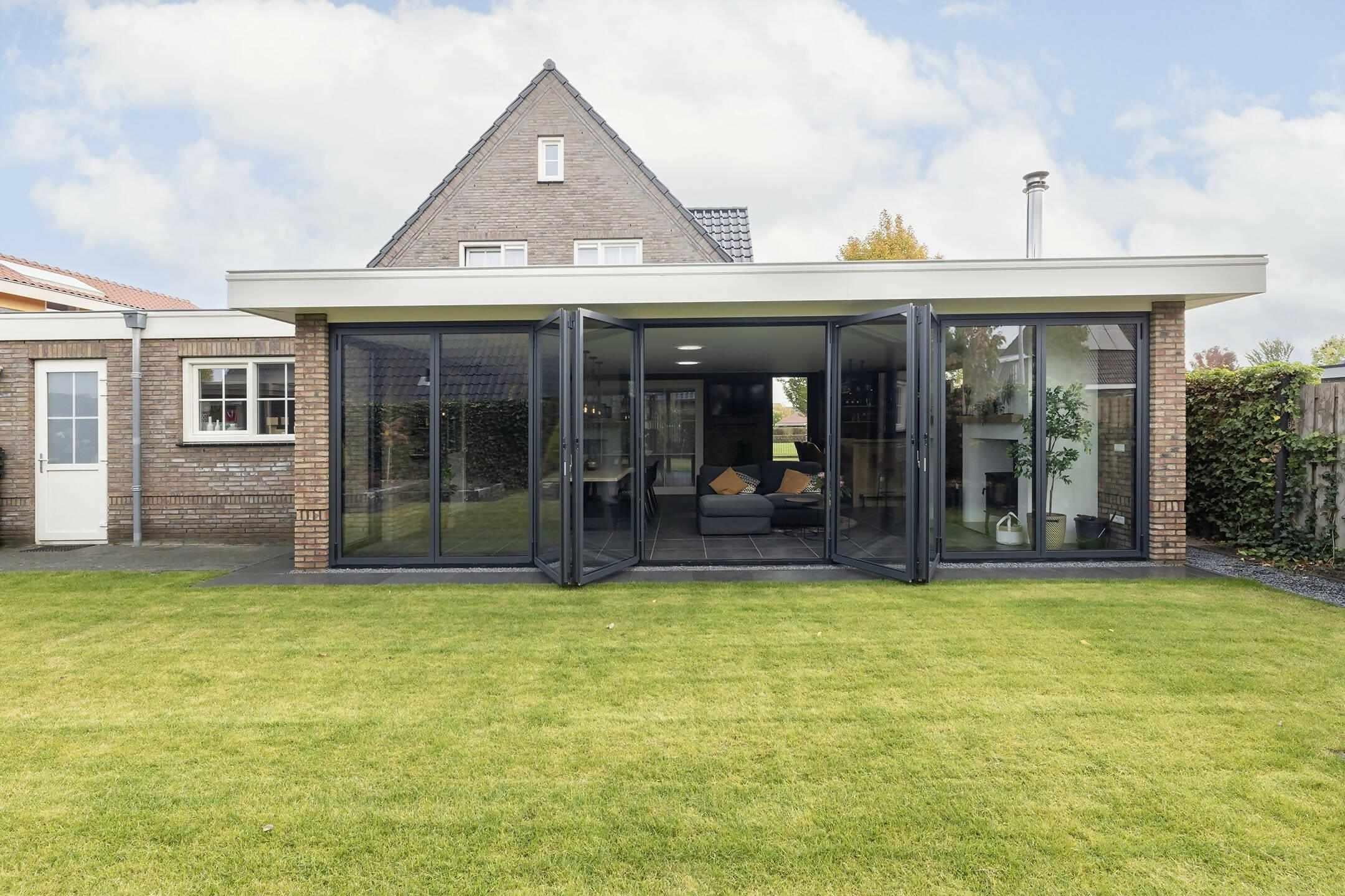 Serre met glazen vouwwand-Busscher Serrebouw-glazen serre tuinzijde,luxe serre uitbouw,moderne serre woning,serre aanbouw,serre met vouwwand,uitbouw-Serre-met-glazen-vouwwand-OBLY