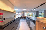 Sfeervol interieur met open leefkeuken en warme woonstijl-Dosis Keuken & Interieur-alle,design interieur,Keuken,leefkeuken,luxe villa,modern interieur,open keuken,villa inrichting,warme woonstijl,wonen met karakter-Sfeervol interieur met open leefkeuken | Dosis-OBLY