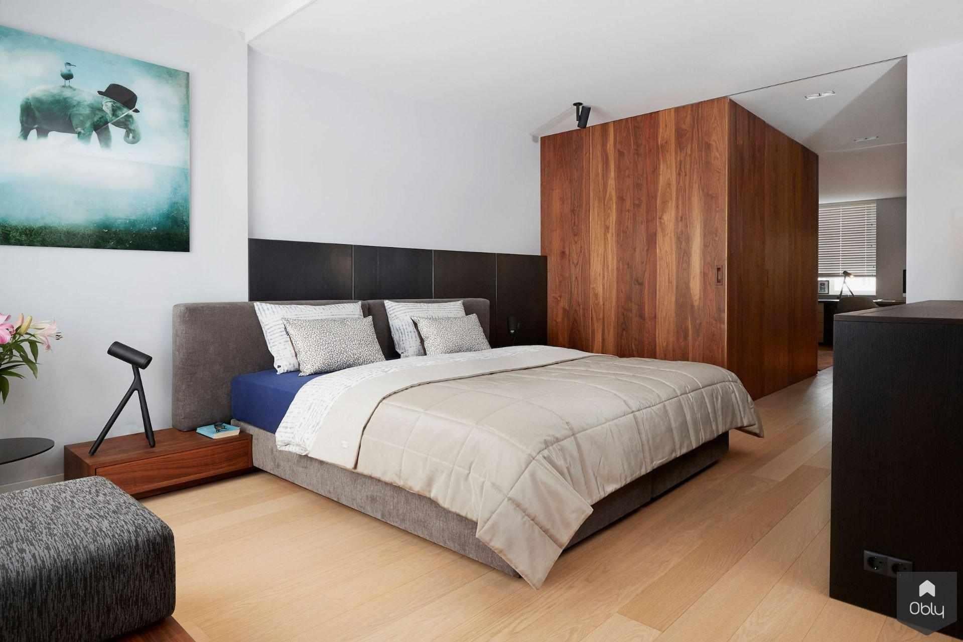 Slaapkamer met inloopkast en thuiskantoor-De Suite-alle,design zolderverdieping,luxe slaapkamerontwerp,maatwerk inloopkast,multifunctionele slaapkamer,Slaapkamer,slaapkamer met inloopkast,slaapkamer met thuiskantoor-OBLY