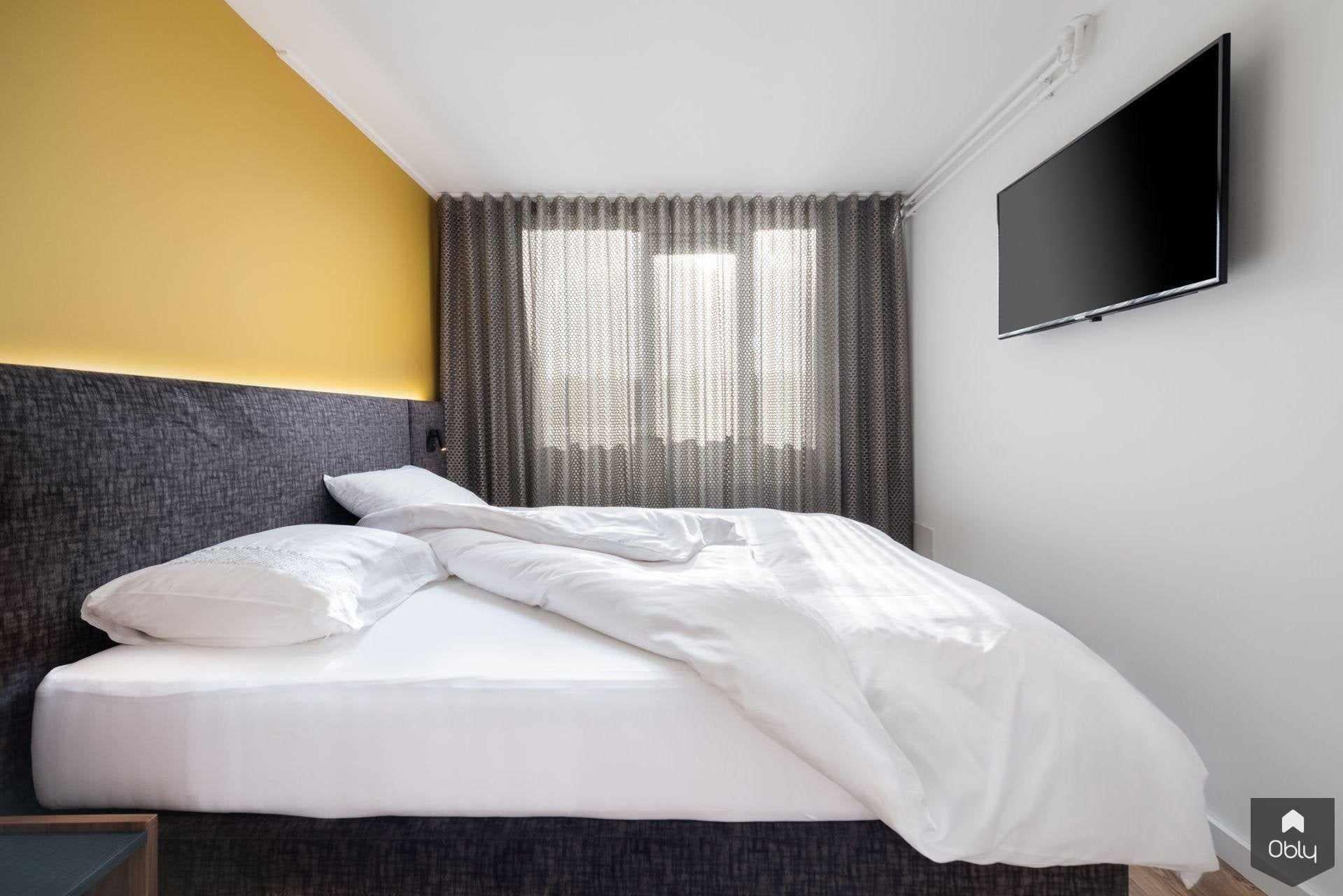 Slaapkamer met maatwerk bed en kasten-De Suite-alle,ingebouwde kasten,luxe slaapkamerinterieur,maatwerk bed,Slaapkamer,slaapkamer met verlichting,slaapkamer op maat,slimme ruimtebenutting-OBLY