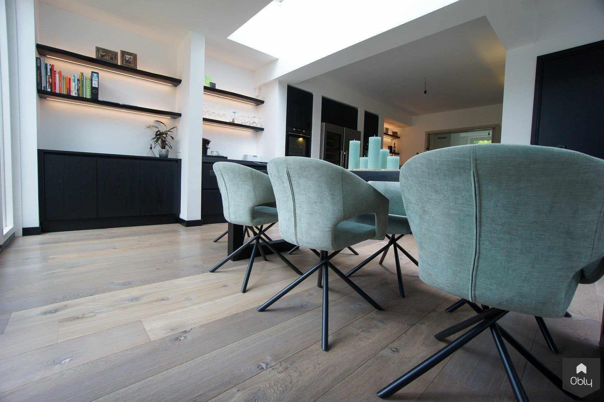 Smaakvolle woning met eiken vloer en tegels-MoreFloors-alle,exterieur woning vloer combinatie,interieur pvc tegel vloer,keuken zwarte design vloer,Woonkamer,woonkamer betonlook tegels,woonkamer eiken vloer modern-OBLY