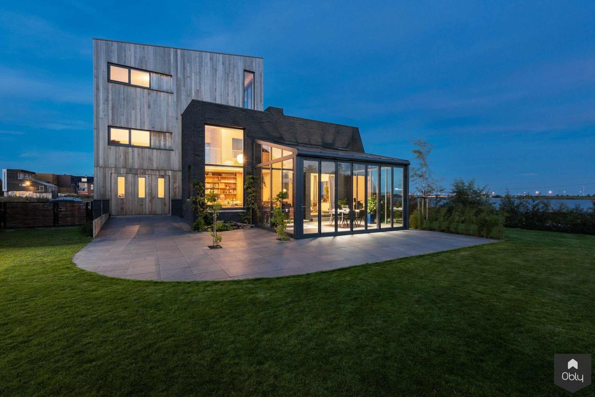 Solarlux serre met vouwwanden-Solarlux Nederland BV-Aanbouw,alle,aluminium vouwwanden,binnen buiten wonen,glazen pui,glazen vouwwanden,moderne woning architectuur,open gevel,vouwwanden,vouwwanden aanbouw,vouwwanden woning,woning met glas-OBLY