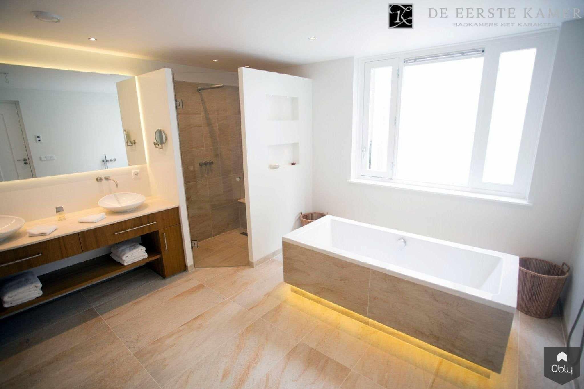 Speciale badkamer-De Eerste Kamer-alle,Badkamer,dubbele wastafel modern,houten badkamermeubel op maat,luxe wellness ruimte,sauna in huis,spa gevoel thuis,stoomdouche modern,vrijstaand ligbad design,warme interieur badkamer,zwevend bad met verlichting-OBLY