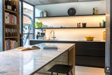 Stadse jaren ’50 hoekwoning met allure van moderne villa-StrandNL architectuur en interieur-alle,Woonkamer-OBLY