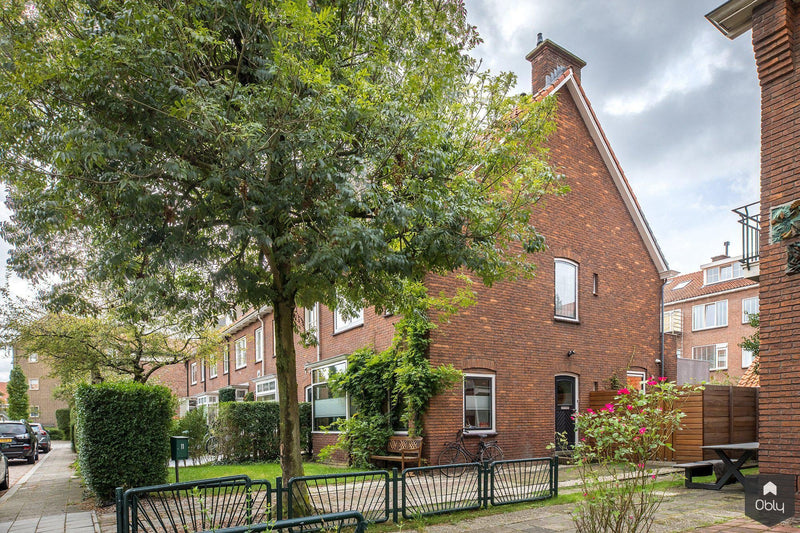 Stadse jaren ’50 hoekwoning met allure van moderne villa-StrandNL architectuur en interieur-alle,Woonkamer-OBLY