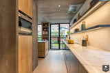 Stadse jaren ’50 hoekwoning met allure van moderne villa-StrandNL architectuur en interieur-alle,Woonkamer-OBLY