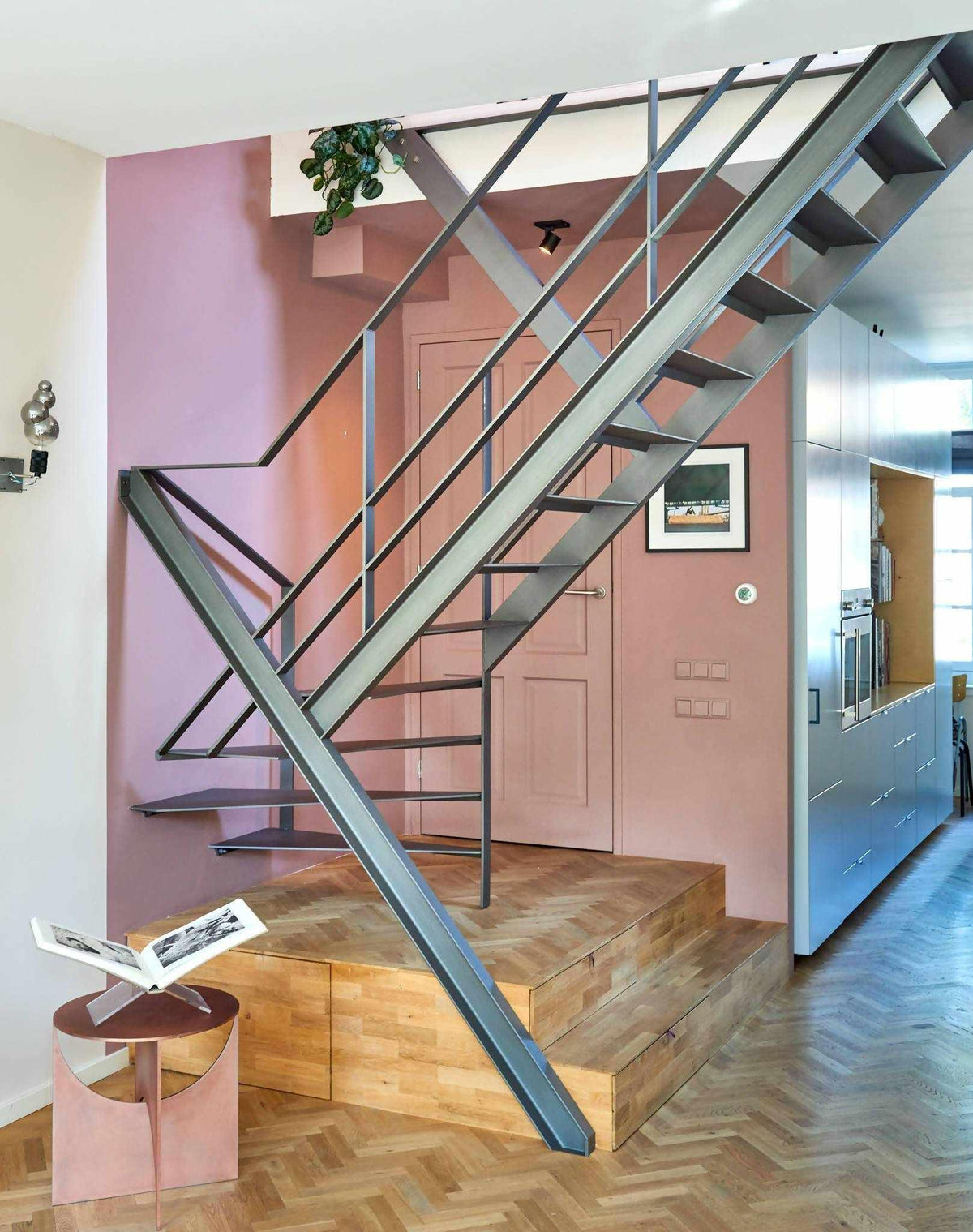 Stalen design trap monument-Frank Penders-architectonische trap,design trapconstructie,industriële interieurarchitectuur,moderne woningrenovatie,Monumentaal,sculpturale trap,stalen designtrap,stalen maatwerktrap,woonkamer-Stalen design trap in monumentale woning -OBLY