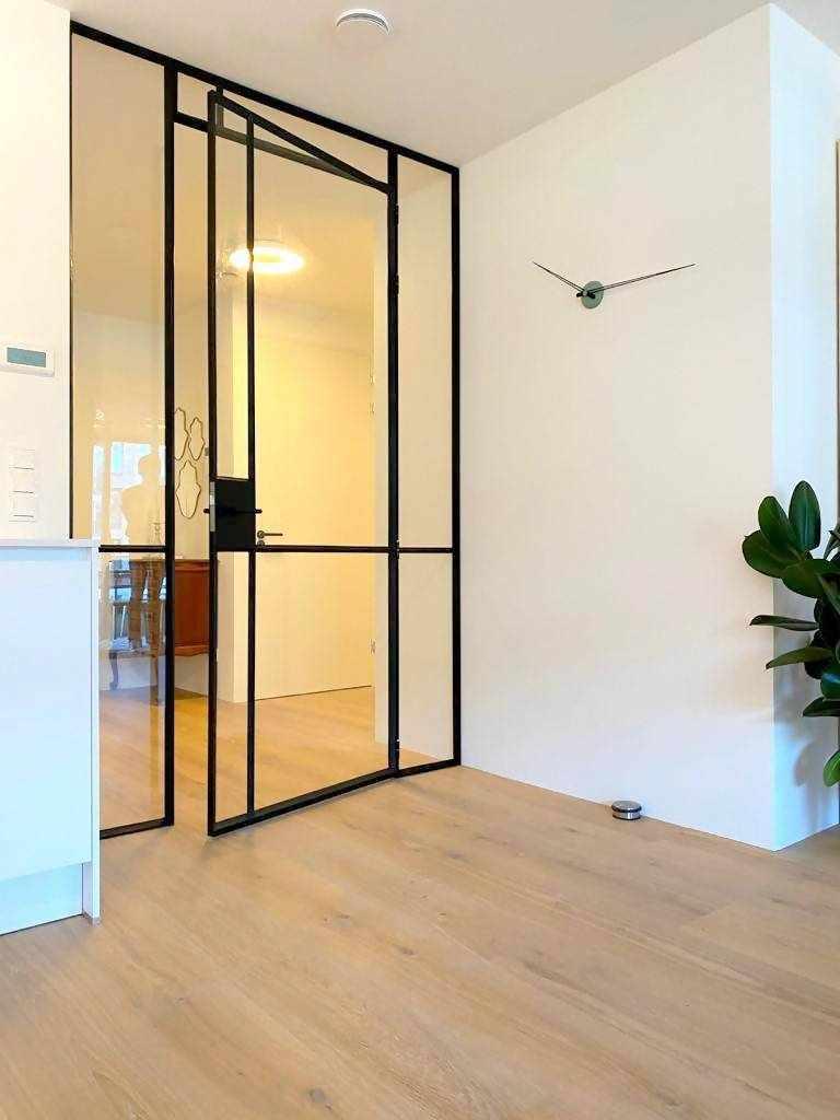 Stalen scharnierdeur op maat-Stalendeurenhuys-glazen scharnierdeur,maatwerk stalen deur,moderne interieurdeur,ranke stalen profielen,roomdivider met deur,stalen binnendeur,stalen deur appartement,stalen scharnierdeur op maat,woonkamer-Maatwerk stalen scharnierdeur op maat -OBLY