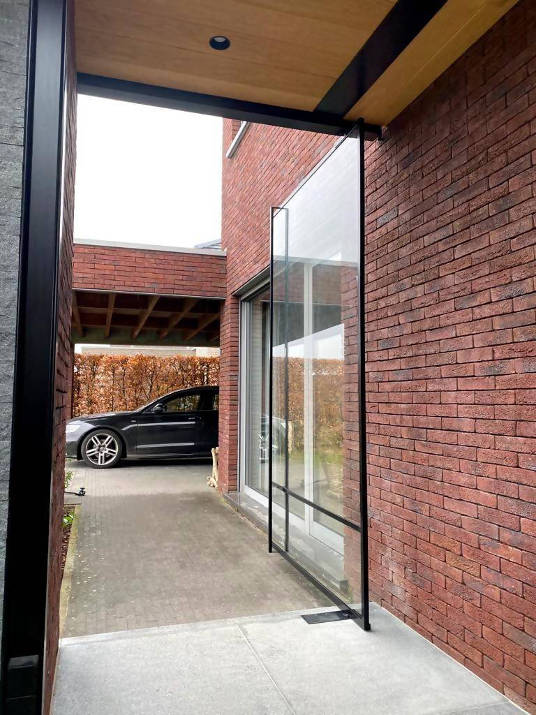 Stalen scheidingswand binnenplaats-Stalendeurenhuys-tuin-Stalen industriële deur als scheidingswand-OBLY