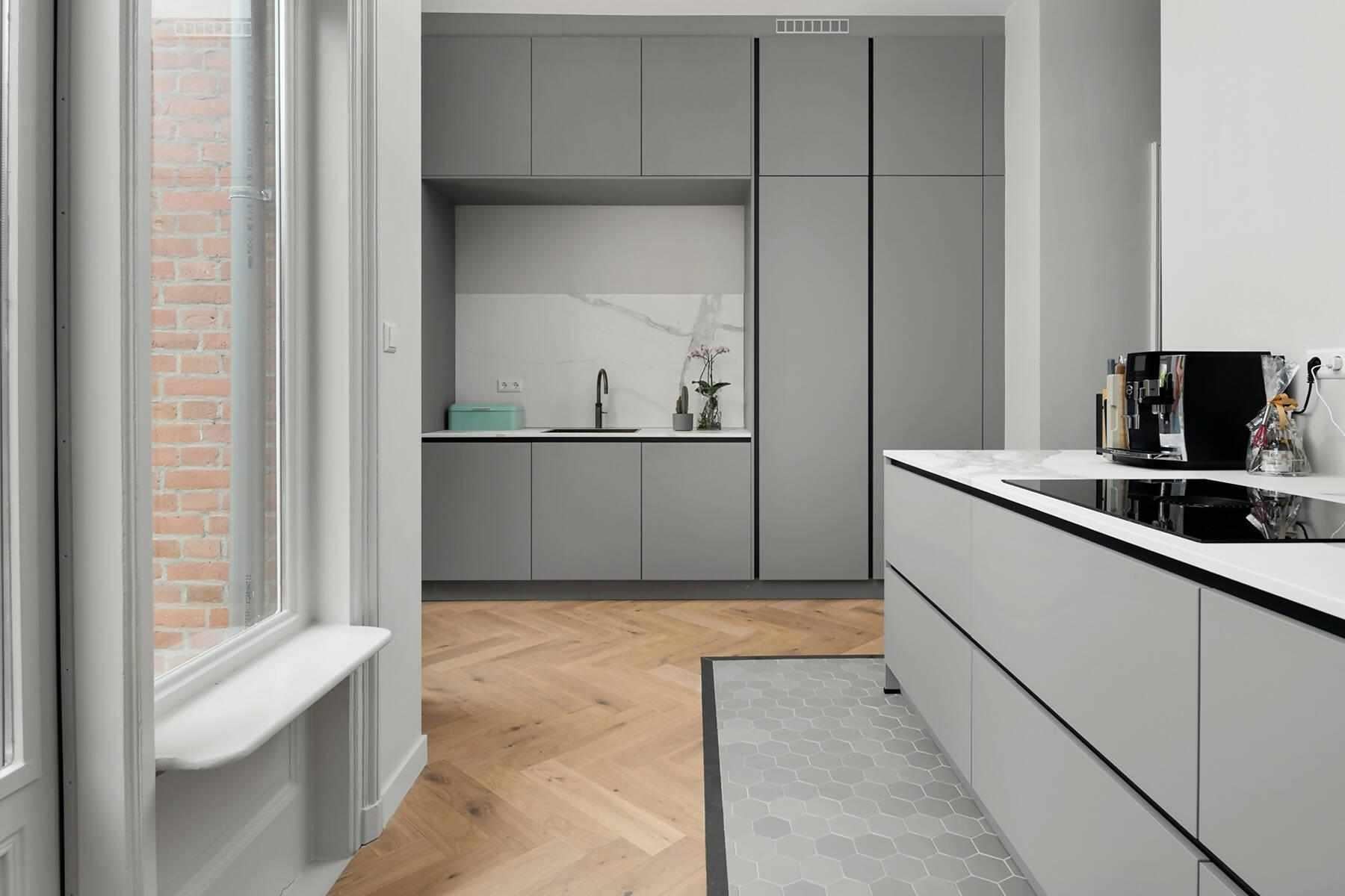 Statig herenhuis met visgraat vloer-The Woodstore-lichte woonkamer,moderne woonkamer,woonkamer,woonkamer met grote ramen,woonkamer met houten vloer,woonkamer met open haard-OBLY