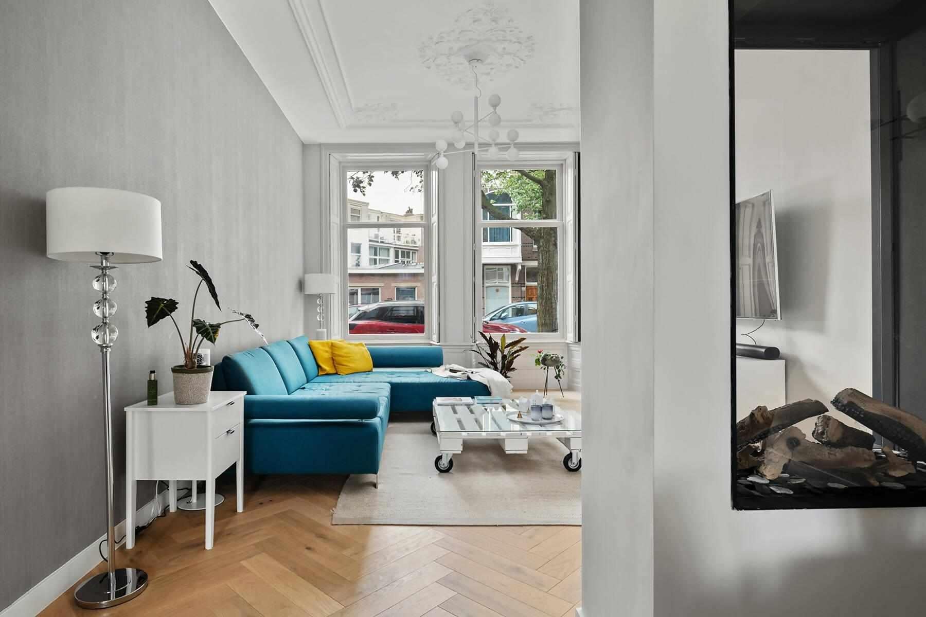 Statig herenhuis met visgraat vloer-The Woodstore-lichte woonkamer,moderne woonkamer,woonkamer,woonkamer met grote ramen,woonkamer met houten vloer,woonkamer met open haard-OBLY
